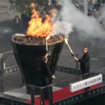 引退の五輪聖火台、ごま油で黒光り　新国立競技場へ