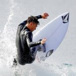 波を縦に駆け上がる村上舜　山と海で培ったサーフィンの高速ターン「オフ・ザ・リップ」