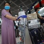 コロナで困窮、帰国へ　妊婦や留学生、臨時便でベトナムに