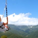 「気分はハイジ」白馬の岩岳山頂にブランコ登場