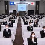 半年遅れの入社式　小林製薬