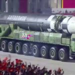 北朝鮮、夜間軍事パレード　最大級ICBM登場