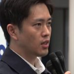 大阪府の新型コロナ対策本部会議後、報道陣に応える吉村洋文知事