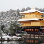 大みそかの寒波　金閣寺も雪化粧
