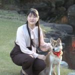愛犬と散歩する愛子さま＝宮内庁提供