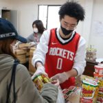 「年末年始を楽しく」　大阪・島之内で食品無料配布