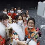 中止になった新宿区の成人式会場　記念撮影用の金びょうぶ設置