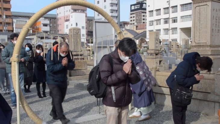 四天王寺で「智慧（ちえ）の輪」くぐり合格祈願