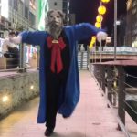 青いマントの「狼さん」　踊りで道頓堀に活気を