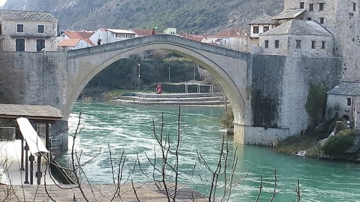 川の向こうは別世界　ボスニアを分断する撃ち合った過去