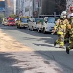 油状のものがこぼれ、消防などが出動