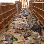 震度６強　本が散乱した新地町図書館