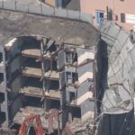 囲いが崩れたビル解体工事現場　大阪・西成区
