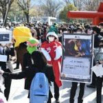 京都大学で２年ぶり卒業式　恒例の仮装姿も