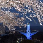 太陽の塔を青色にライトアップ　世界自閉症啓発デー