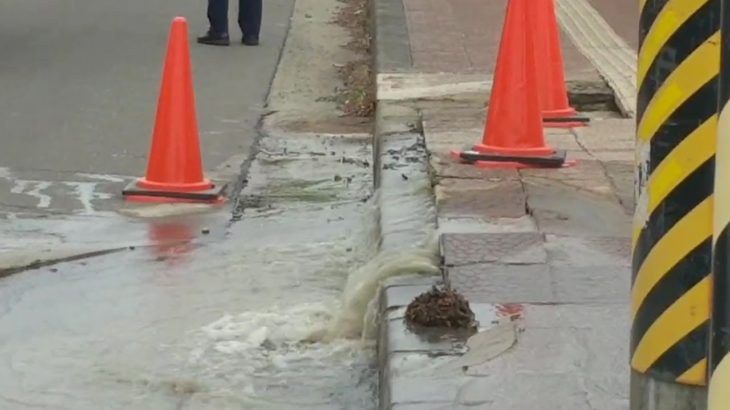 宮城沖地震で水道管破裂