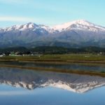 米どころ庄内平野で、今だけの「逆さ鳥海」が出現