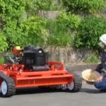 農作業の負担軽減へ　リモコン草刈り機お披露目