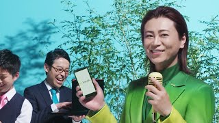 氷川きよし、色鮮やかなグリーンのスーツ姿で笑顔！ （CM X‐mobile ／ 氷川きよし）