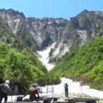 谷川岳の一ノ倉沢で新緑が見ごろ