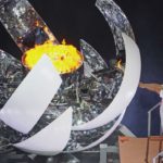 苦難のさなか、ともる聖火 テニス大坂が点火