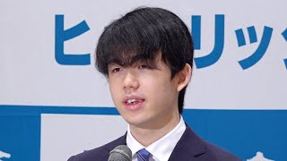 色紙に「初心」　防衛から一夜明け、藤井聡太棋聖が会見