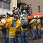 熱海の土砂災害でマンションに取り残され救助される母子＝警視庁提供