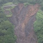 静岡・熱海　伊豆山地区で土石流が発生。上空からは山肌がえぐられた様子が確認できた