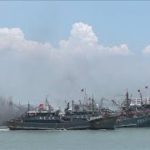 東シナ海で漁解禁　中国漁船が爆竹響かせ一斉出港(2021年8月16日)