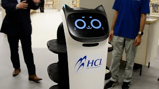 図書館の本棚の案内はメイド口調ロボ