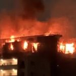 建設中のマンションから激しい炎が上がった＝近隣住民提供