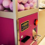 次の旅「ガチャガチャ」で出たとこ勝負　心斎橋と渋谷に「旅くじ」