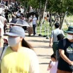 緊急事態宣言解除後初の週末を迎えた大阪・天王寺公園