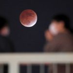 夜空に浮かぶ赤銅の月部分月食、97％が影に
