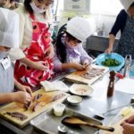 函館で水揚げ急増のイワシどう生かす 子どもたちが料理に挑戦