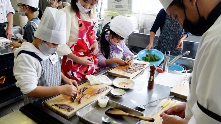 函館で水揚げ急増のイワシどう生かす 子どもたちが料理に挑戦