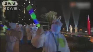 “隔離団地”にディスコ　防護服で踊る医療関係者(2021年11月16日)