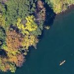 奥多摩の白丸湖で紅葉とエメラルドブルーの湖面の共演