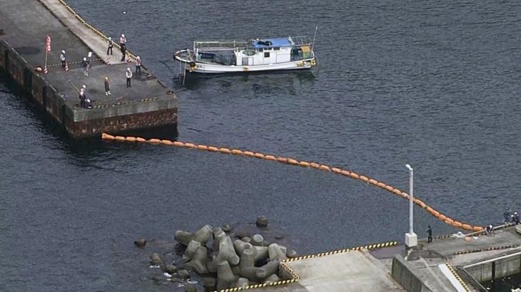 軽石に備え…伊豆諸島・神津島の港にオイルフェンス設置