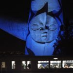 拉致救出願うブルー　太陽の塔をライトアップ