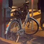 大阪・北新地のビル火災、容疑者のものとみられる自転車を大阪府警が積み込む