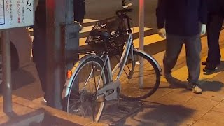 大阪・北新地のビル火災、容疑者のものとみられる自転車を大阪府警が積み込む