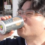 恵方巻き食べる姿と似てる？　北北西向いて飲む、のり模様の缶ビール