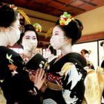 新年へ「おたのもうします」　京都・花街で始業式