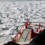 接岸した流氷と砕氷観光船ガリンコ号