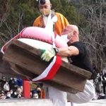 京都の醍醐寺で鏡餅を持ち上げる「五大力さん」