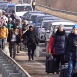 ウクライナ脱出、大渋滞の国境　極寒の道を歩く