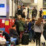 ウクライナからの避難民たちがポーランドの南部で食料配布の列に並ぶ