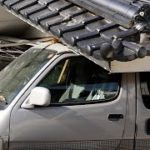 倒壊家屋の屋根がワゴン車を押しつぶす　福島・国見町の被害の様子