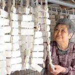 雪深い山奥の古民家に真っ白な「干し餅」が揺れている